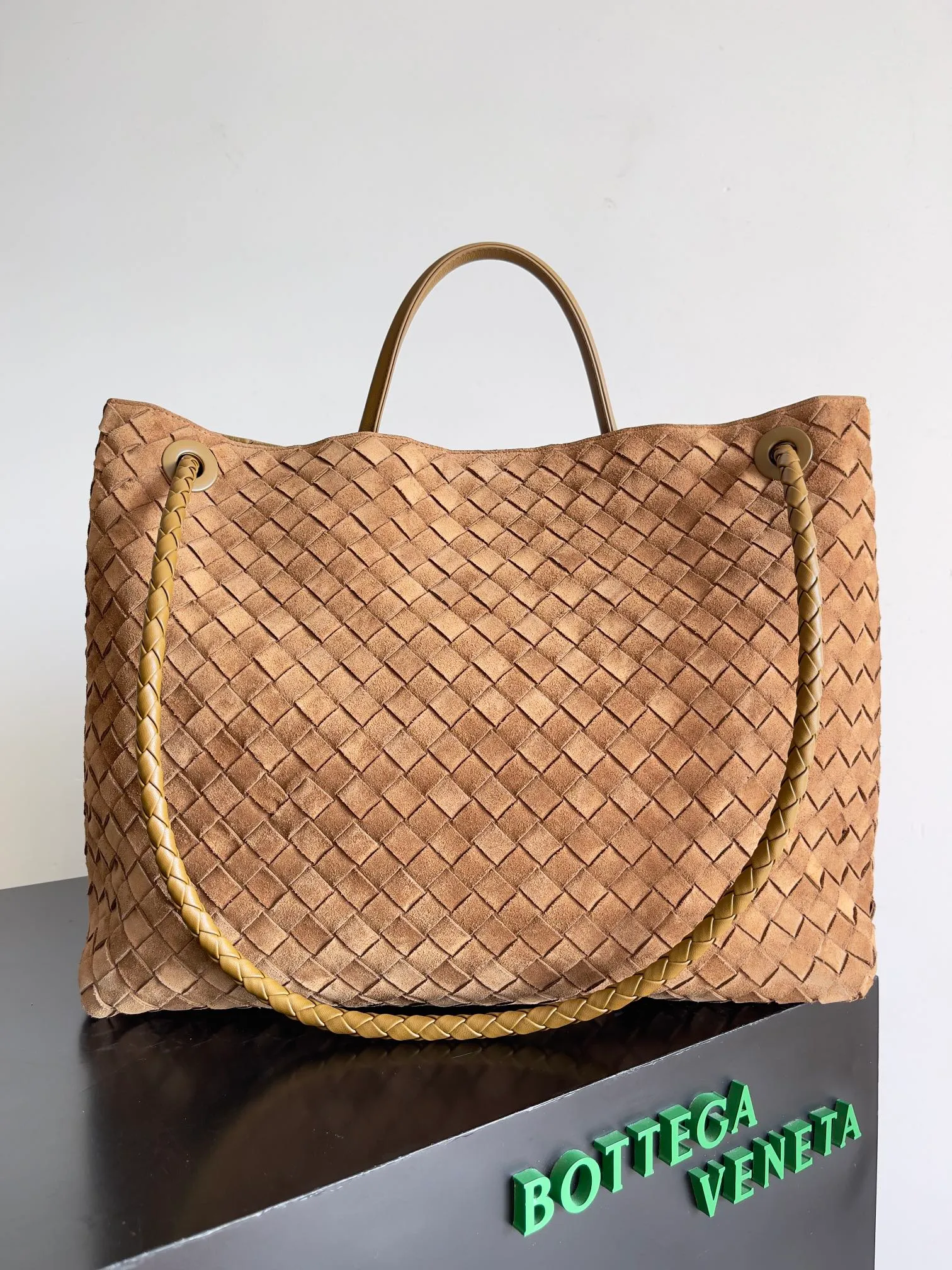 Batch 3760 Recently, the same style of bag that celebrities love is both high-end and practical. Michelle Yeoh, Kim Namjoon, Jing Boran, Tong Liya, Sun Qian, Wu Qianyu, Du Juan, Ma Yili and Bai Baihe are all carrying Bottega Veneta summer series Andiamo handbags. Andiamo has a simple structure and rounded lines. The whole piece is made of Nappa leather. It is comfortable, soft and dynamic. It adds interest to daily life and can be easily matched with various styles. Andiamo handbags are available in three sizes: small, medium and large. There are many colors to choose from, which can meet different needs. You can really carry it whether it is daily or attending events. Style number: 743575 Size: 45*22*34 including handle height 44cm
